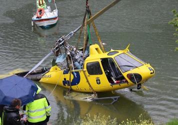 Así fue el rescate del helicóptero en el embalse de Tanes: más de seis horas para sacarlo a la superficie