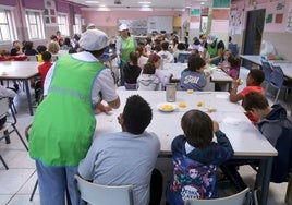 Las monitoras atienden un comedor escolar.