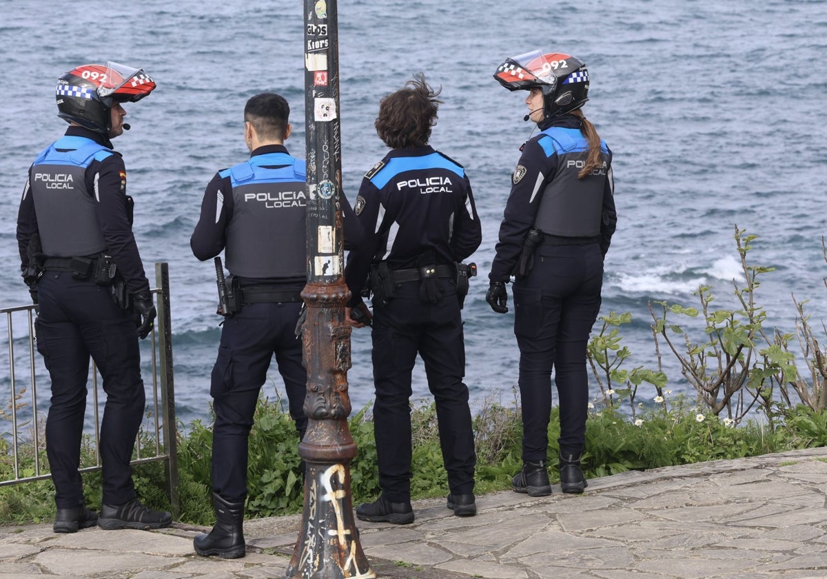 Furtivismo en Gijón a los pies del Elogio: buscan a dos individuos que esquilmaban el pedreru de percebes