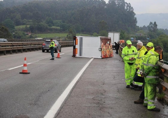 Remolque volcado en la autopista 'Y'.