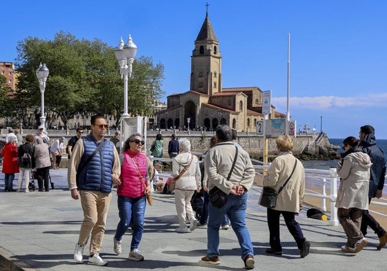 Turistas de paseo por el Muro de San Lorenzo, frente a la iglesia de San Pedro.