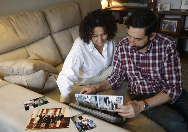 Elena y Sergio repasan álbumes de fotos familiares.