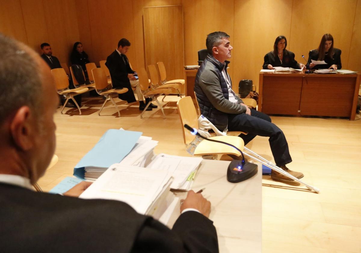 Omar López, el conductor que afronta penas de cárcel de cuatro y cinco años, sentado en el banquillo de los acusados.