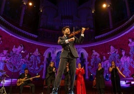 Paco Montalvo se acompaña de guitarras flamencas, palmeros, percusión y una bailaora.