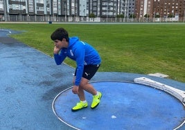 Pedro Fernández Recio, preparado para un lanzamiento.
