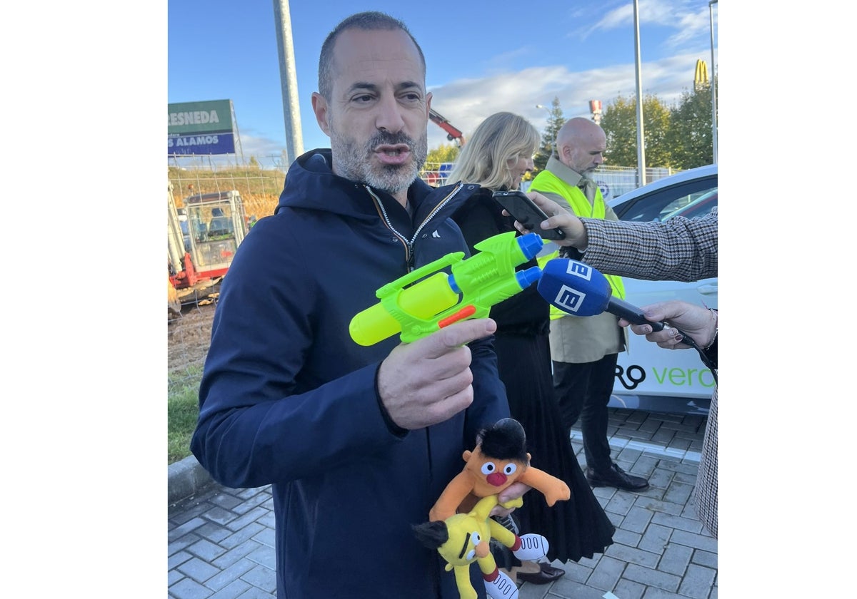 El alcalde de Siero con los peluches de Epi y Blas, el pasado octubre.
