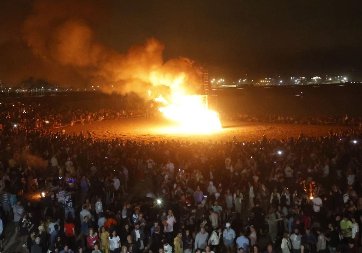 Hoguera de la Noche de San Juan en la playa de Poniente de Gijón.
