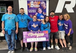 La organización entrega el cheque con la recaudación a la Asociación Deporte vs Cáncer Infantil.
