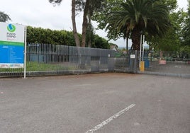 Acceso al punto limpio que Emulsa gestiona en un terreno alquilado a la Cámara de Comercio en Somió.
