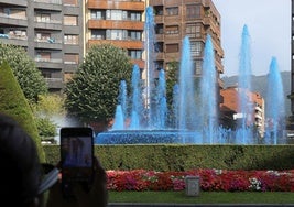 La fuente de la plaza de América, con el agua teñida de azul.