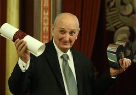 Txomin Bereciartua en 2014, cuando fue nombrado ilustre de Bilbao por el alcalde Iñaki Azkuna.