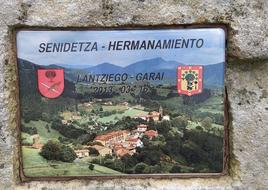 La placa como símbolo de distinción de hermanamiento entre los dos municipios