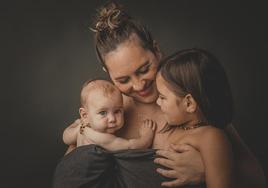 Paula Fernández con sus dos hijas, India y Duna.