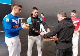 Peña II y Albisu, con el material escogido este martes en Amorebieta.