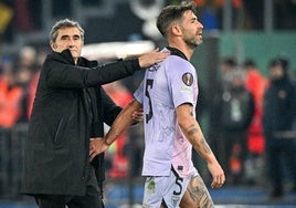 Valverde Consuela a Yeray tras su expulsión.