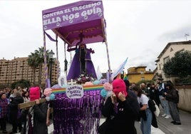 Organizaciones católicas llevan a la 'Santina queer' que desfiló en el 8M de Gijón a los tribunales