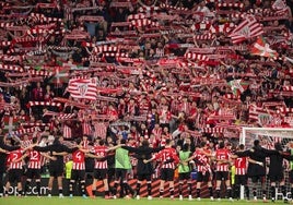 Comunión entre jugadores y afición tras el partido.