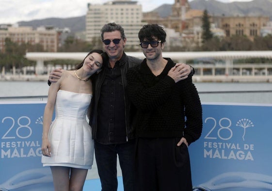 Julio Medem entre Ana Rujas y Javier Rey, protagonistas de '8'.