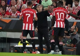 Valverde da instrucciones a Berenguer y Nico en la banda