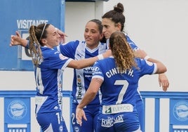 Sanadri es abrazada por sus compañeras después de uno de sus tres goles.