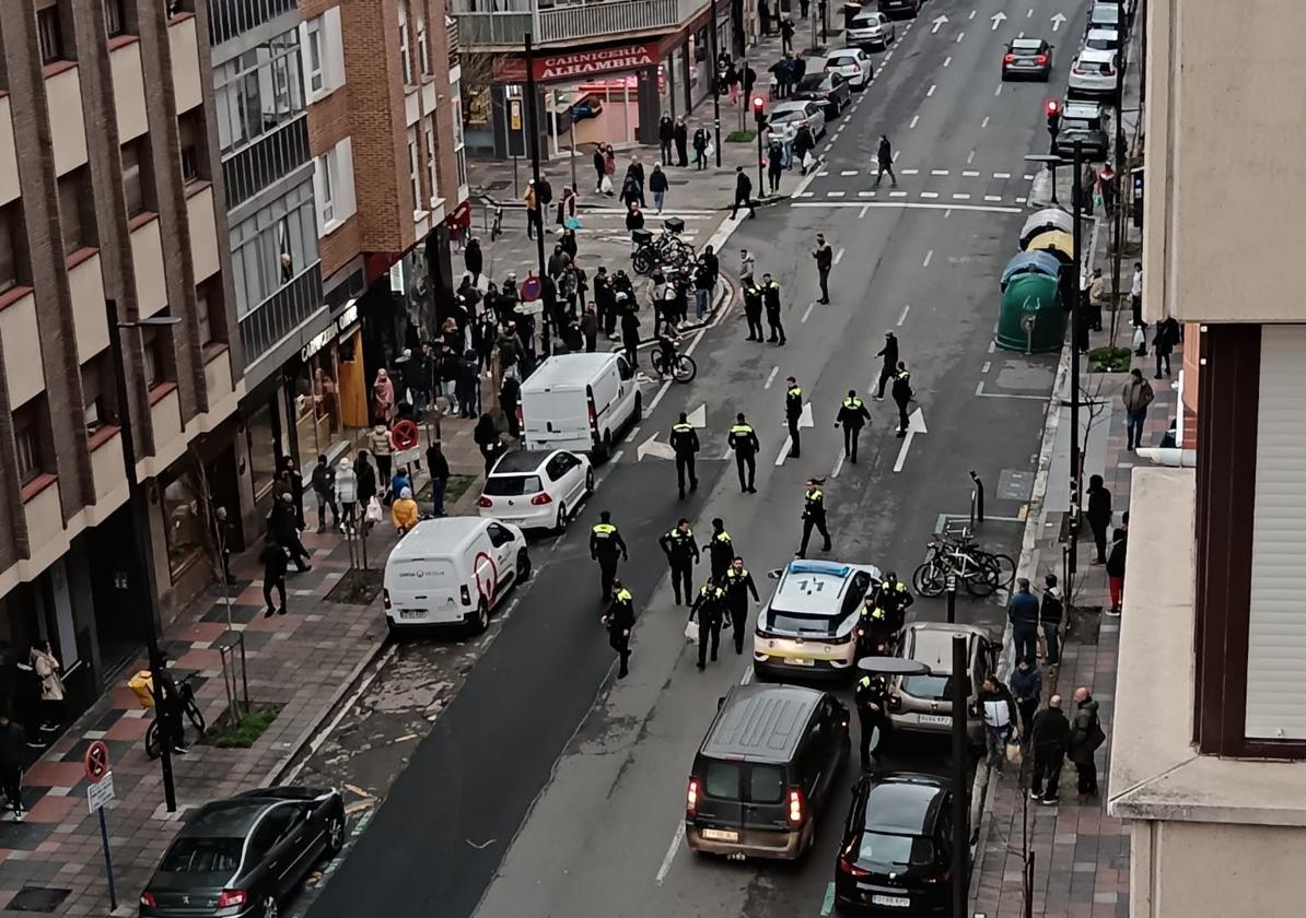 Medio centenar de personas se enfrenta a la Policía Local para impedir el arresto de dos jóvenes en Vitoria