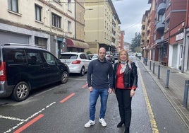 El alcalde Mikel Urrutia junto a la teniente de alcalde Edurne Maguregi en la calle Trañaetxoste de Matiena