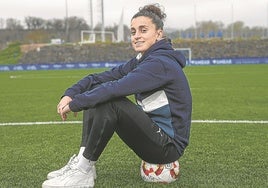 Sanadri, que anotó tres goles ante el Atlético Baleares, posa sobre el balón en Ibaia.
