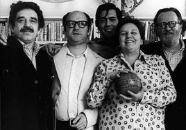 Carmen Ballcells editorea, 'boom'-eko idazleekin.