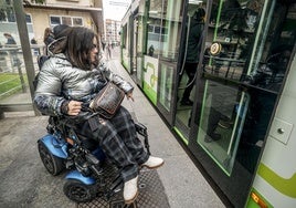 Noelia da Costa, portavoz de la asociación Eguinarez Eginez, haciendo uso del acceso para sillas de ruedas.