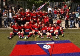 Los jugadores del Aurrera celebran el ascenso a Tercera en Zaramaga.