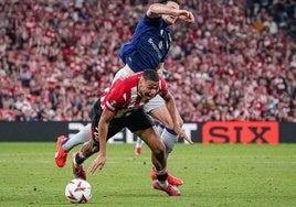 Los rojiblancos pidieron la expulsión de Maguire por este derribo a Maroan cuando enfilaba la portería rival en la segunda parte.