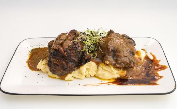 Rabo estofado con parmentier de patata.