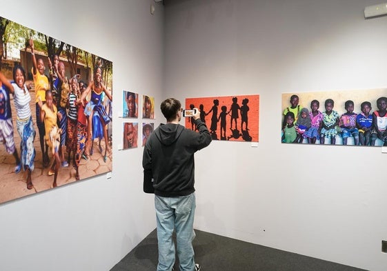 Espacio de la exposición en que se muestran las fotos del pediatra jubilado Roberto Fernández de Pinedo.