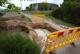 La tubería que se ha roto es la que conduce el agua a la ciudad.