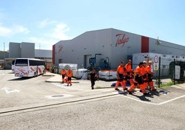 Empleados de Talgo a la salida de un turno de trabajo en la empresa de Rivabellosa
