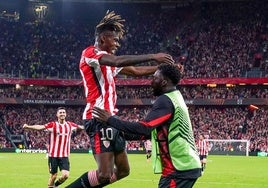 Nico Williams celebra con su hermano Iñaki su gol anotado contra el Rangers en Sann Mamés.