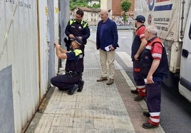 Agentes de la Policía y miembros de la brigada municipal tapiando los accesos.