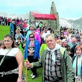 una multitud se congrega en las praderas de Áliva para honrar a la Virgen de la Salud.