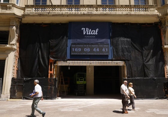 La fachada del nuevo edificio de Fundación Vital en Postas con el contador que marca la cuenta atrás para su estreno