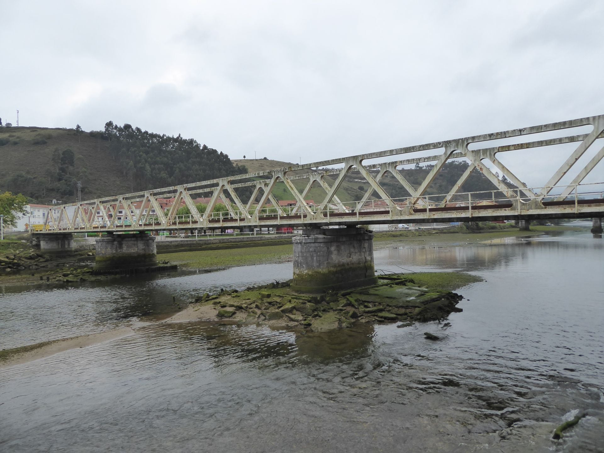Puente ferroviario en Unquera, sobre el río Deva.