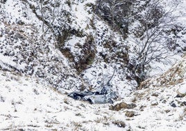 Accidente moral en Lunada. Estado en el que quedó el coche en el que viajaban los cuatro jóvenes madrileños que fallecieron el 15 de marzo tras despeñarse por una ladera