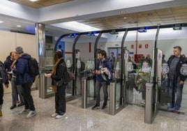 Pasajeros del vuelo procedente de Londres durante el nuevo control automático de fronteras en el Seve Ballesteros de Santander.