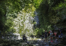 Excursionistas en el famoso Churrón de Borleña, cuyos accesos se pretenden mejorar para potenciar una de las rutas más visitadas.