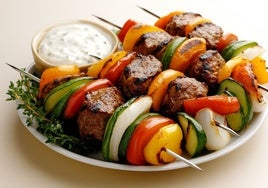 Brochetas de carne con verduras.