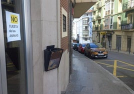 En muchos portales hay carteles que piden que no se llame Cuesta de las Ánimas.