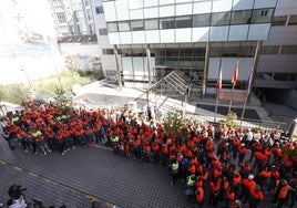 Los trabajadores en su manifestación ante la sede del Ejecutivo regional este viernes.