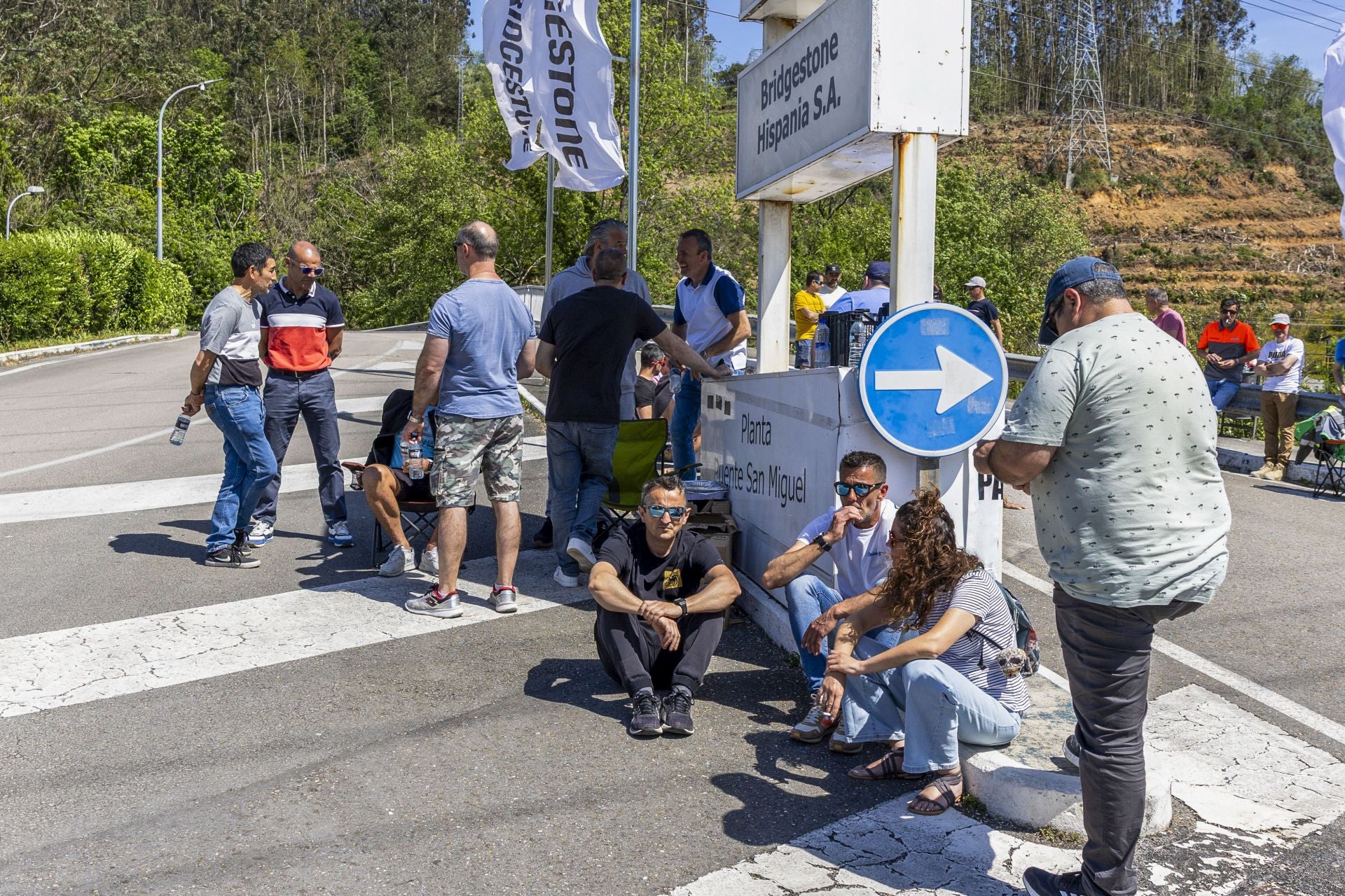 Trabajadores bajo el sol frente a la fábrica