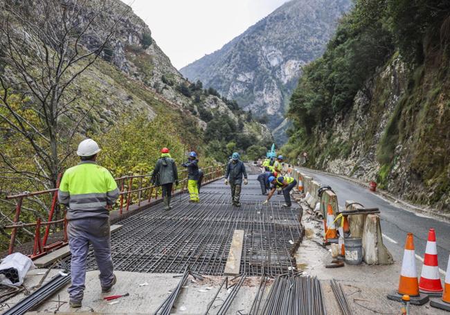 Desfiladero de La Hermida. Media docena de operarios trabaja en las obras de ensanchamiento de la calzada en la serpenteante carretera que lleva desde Panes hasta Potes.