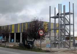 Trabajos de construcción de la torre en el parque de bomberos de Quitapesares.