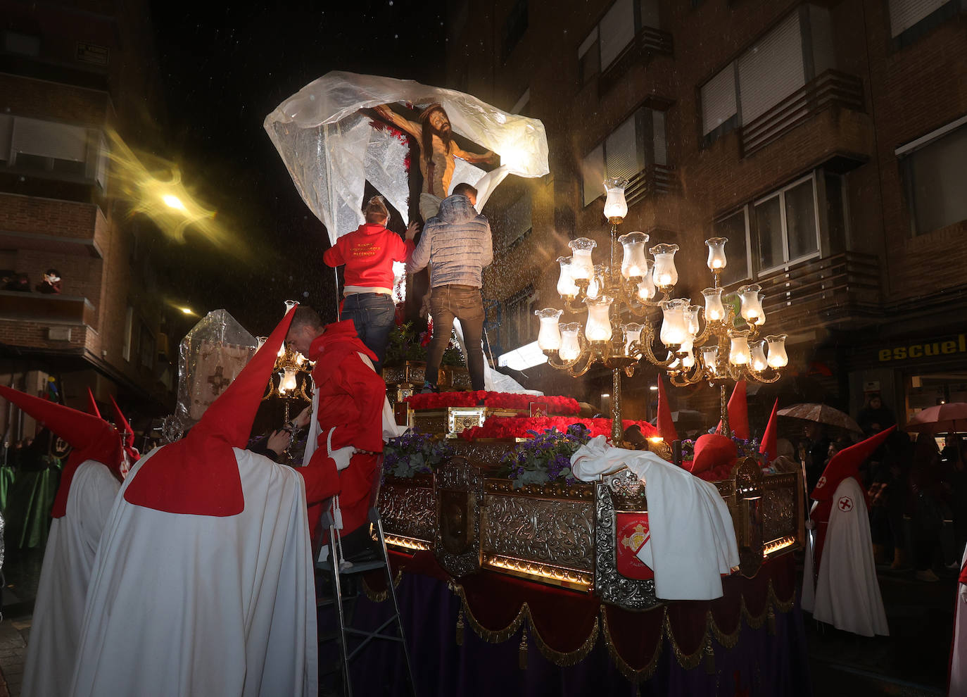 El Santo Entierro, interrumpido por un fuerte aguacero